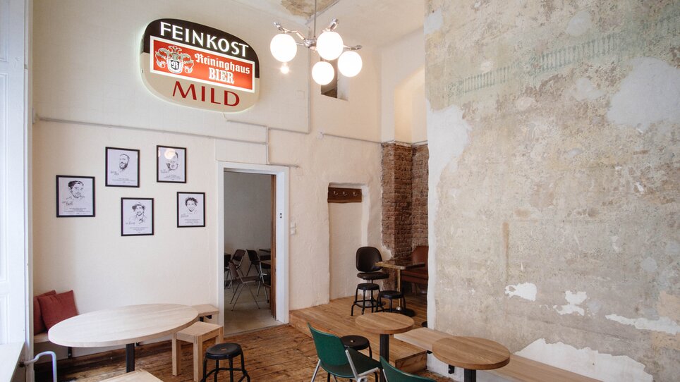 Interior of a café with wooden floors and tables. | © Leitner Daniel