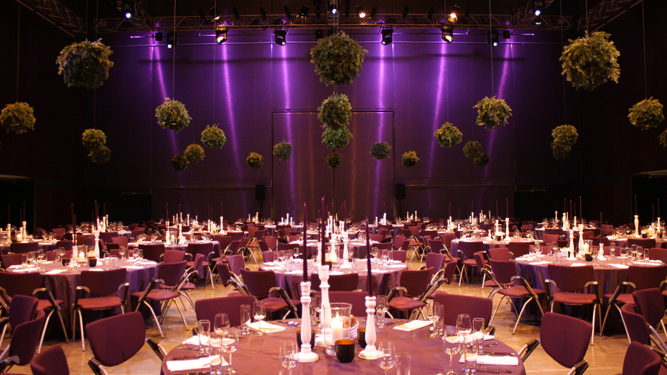 Elegant gedechte Tische in einem festlich dekorierten Saal in der Helmut List Halle in Graz. | © Helmut List Halle