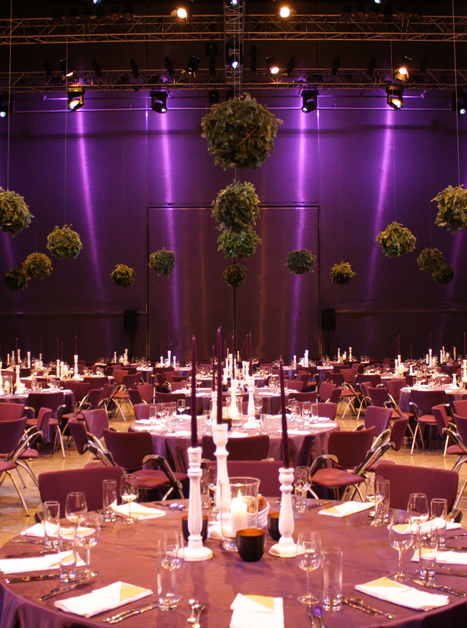 Elegant gedechte Tische in einem festlich dekorierten Saal in der Helmut List Halle in Graz. | © Helmut List Halle