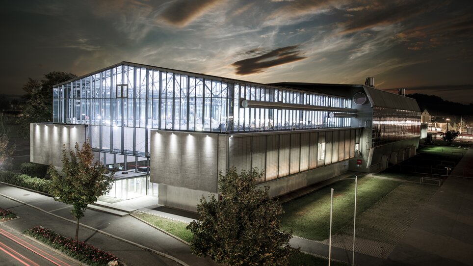 Außenansicht der Helmut List Halle in Graz bei Nacht. | © Helmut List Halle