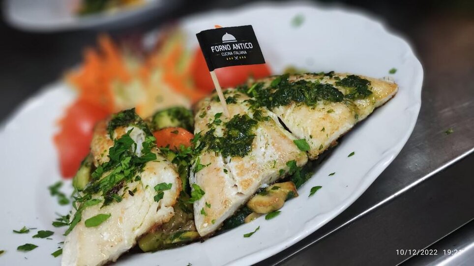 Pesce grigliato con erbe e contorni al Forno Antico. | © Forno Antico