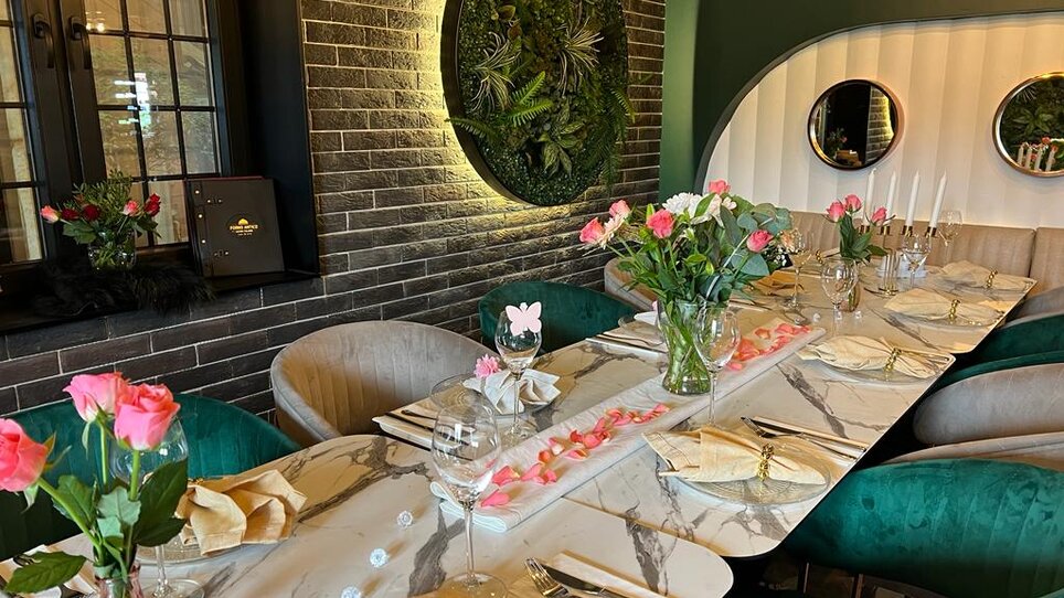 Tavolo elegantemente apparecchiato con fiori nel ristorante. | © Forno Antico