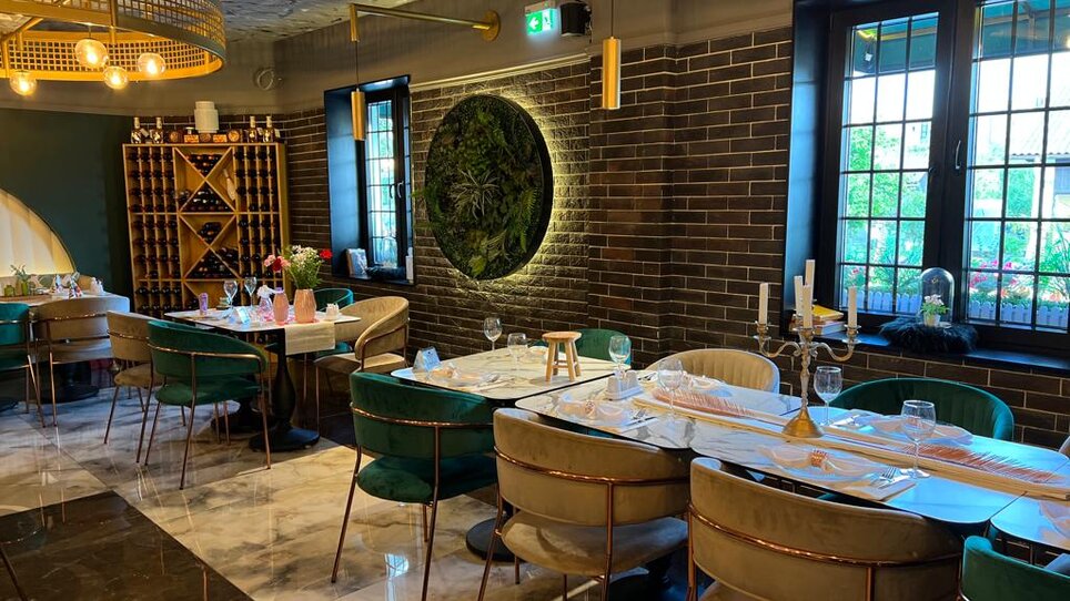 Elegante ristorante con tavoli elegantemente apparecchiati e arredamento moderno. | © Forno Antico