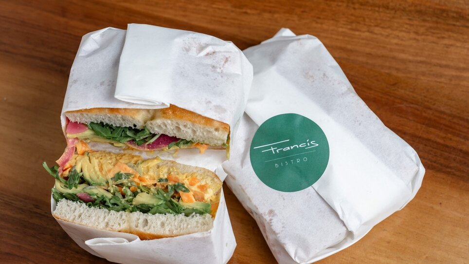 Un panino con verdure fresche avvolto nella carta di Francis Bistro. | © Foto Ripix