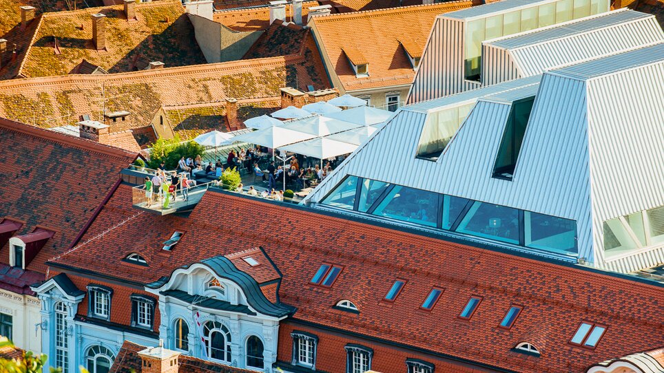Blick auf das Freiblick Tagescafé in Graz mit Dachterrasse. | © Tageskaffee Freiblick 