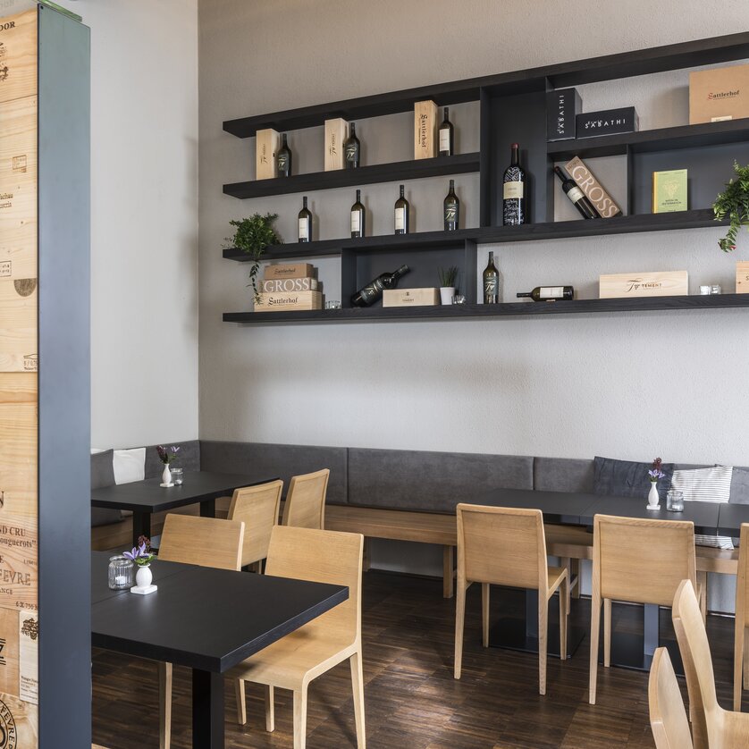 Fridda & Maxx I Mangiare e bere a Graz Ristorante moderno con scaffali in legno e tavoli a Graz.