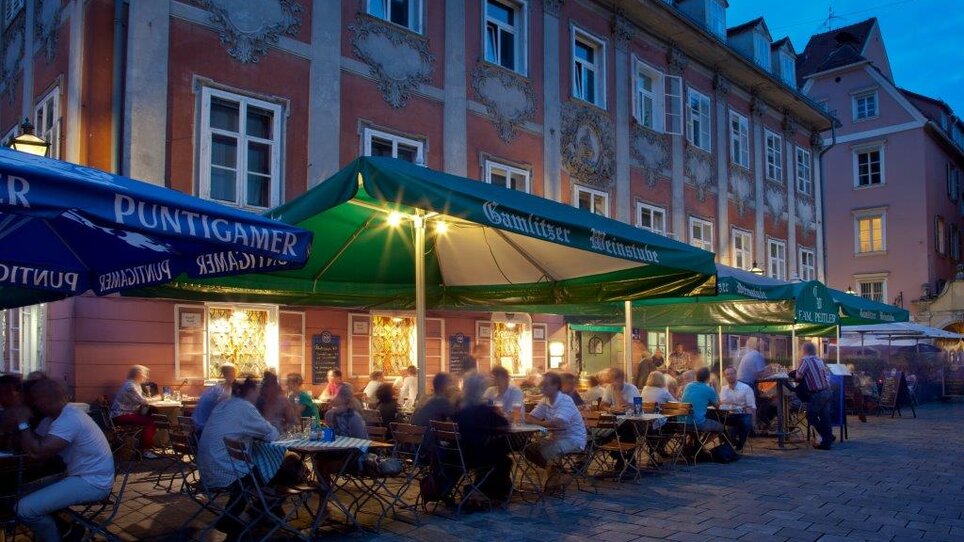 Atmosfera accogliente alla Gamlitzer Weinstube a Graz di notte. | © Gamlitzer Weinstube