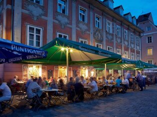 Atmosfera accogliente alla Gamlitzer Weinstube a Graz di notte. | © Gamlitzer Weinstube
