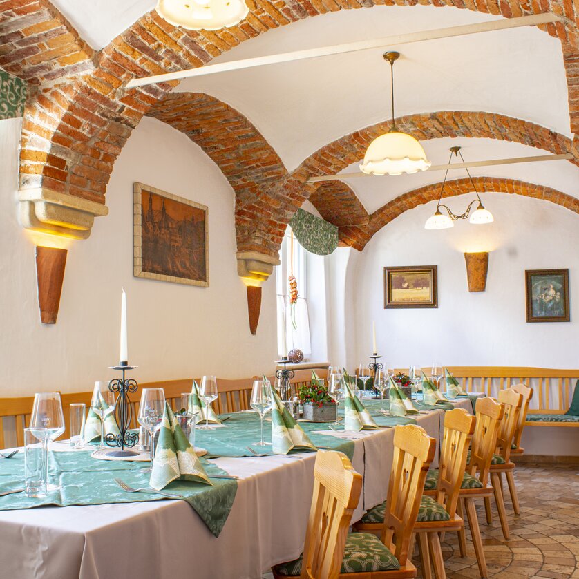Lend-Platzl I Eat & Drink in Graz | © Gasthof Lend-Platzl Cozy room with set table and historical brick walls. | © Gasthof Lend-Platzl