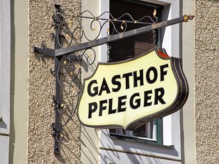 Insegna del Gasthof Pfleger a Graz, montata su un muro. | © Pfleger