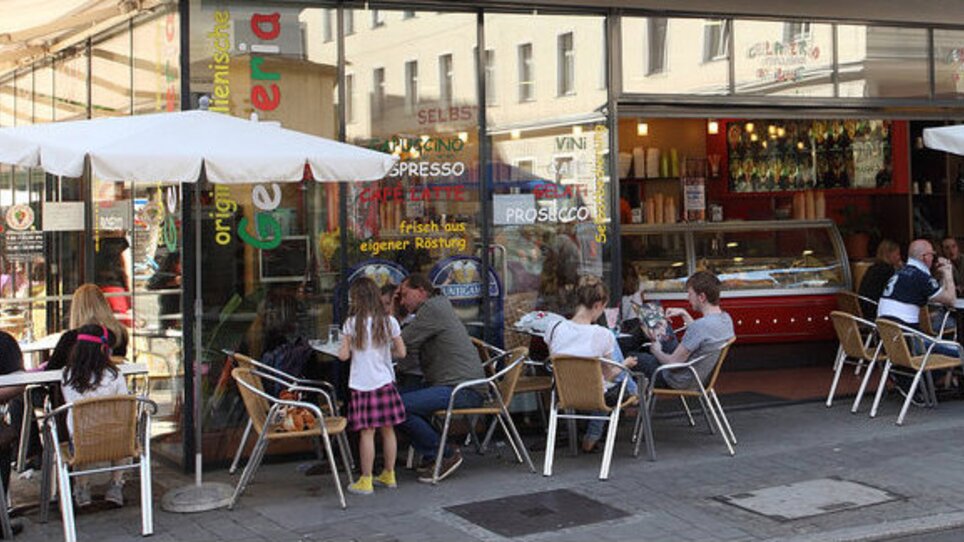 Outdoor area of a gelateria with guests in Graz, relaxed atmosphere. | © Graz Tourismus - Max Wegscheidler