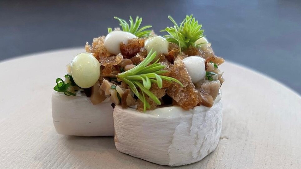 Ein kunstvoll angerichteter Teller mit delikaten Häppchen. | © Gerüchteküche