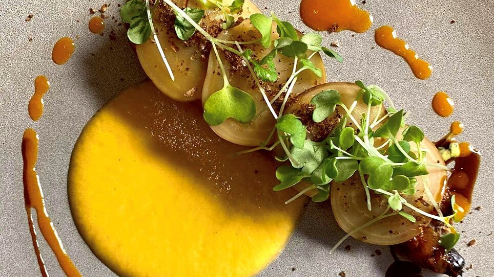 Ein kunstvoll angerichtetes Gericht auf einem eleganten Teller. | © Gerüchteküche