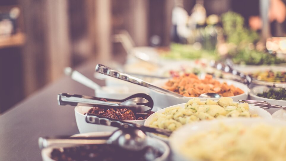 Vielfältige Auswahl an Speisen und Beilagen in Schalen. | © Lupi Spuma