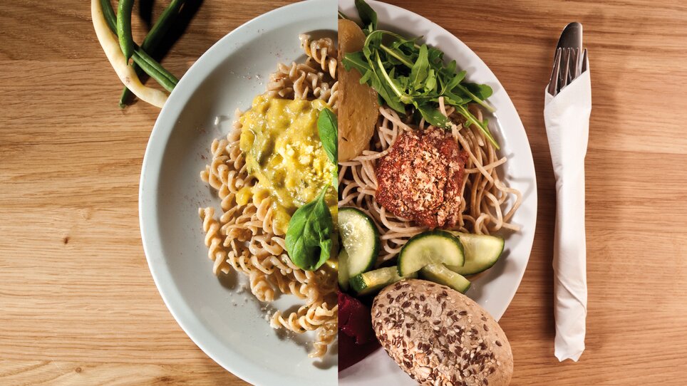 Pastagericht mit Salat und Brot auf einem Holzuntergrund. | © Ginko