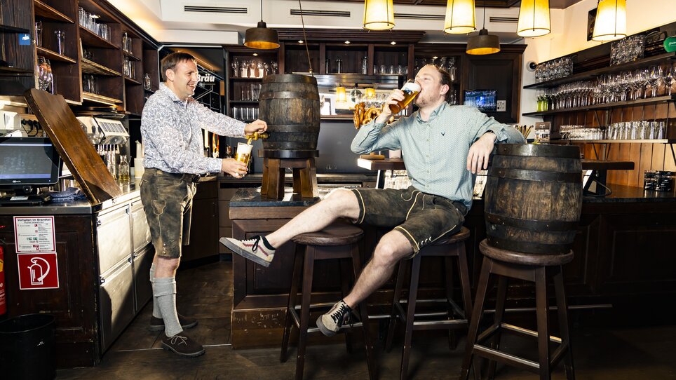 Two men at Glöckl Bräu, one drinking beer, the other pouring. | © Glöckl Bräu