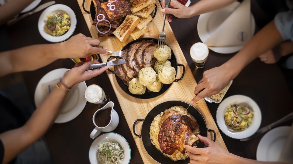 Delicious food and drinks with friends at Glöckl Bräu. | © Glöckl Bräu