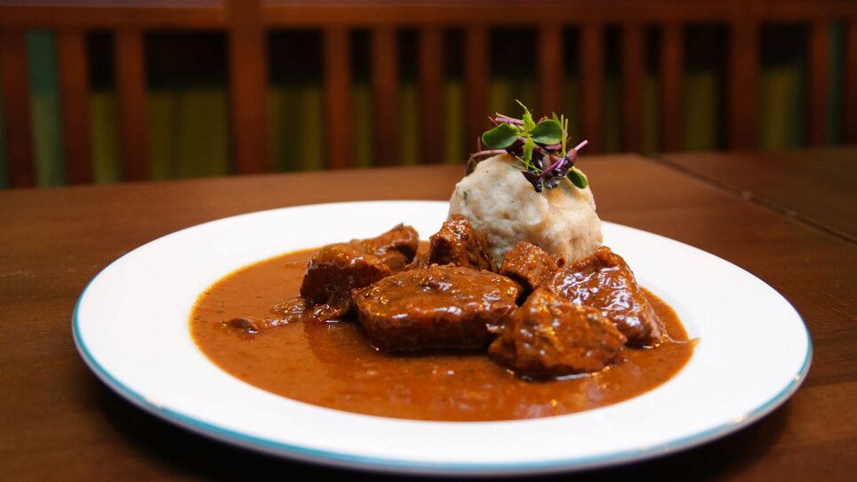 Delicious dish with meat and side, beautifully presented. | © Glöckl Bräu