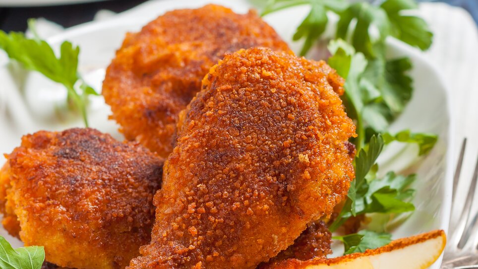 Crispy breaded chicken with sides on a plate. | © Shutterstock - SEAGULL_L
