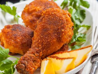 Crispy breaded chicken with sides on a plate. | © Shutterstock - SEAGULL_L