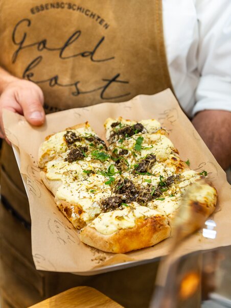 Ein frisch zubereitetes Gericht mit Kräutern und Käse auf einem Tablett in Graz. | © Paul Stajan