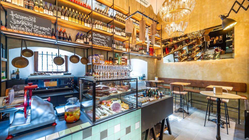 Spazio gastronomico moderno con un'ampia offerta e scaffali di vini. | © Paul Stajan