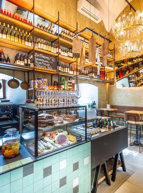 Spazio gastronomico moderno con un'ampia offerta e scaffali di vini. | © Paul Stajan