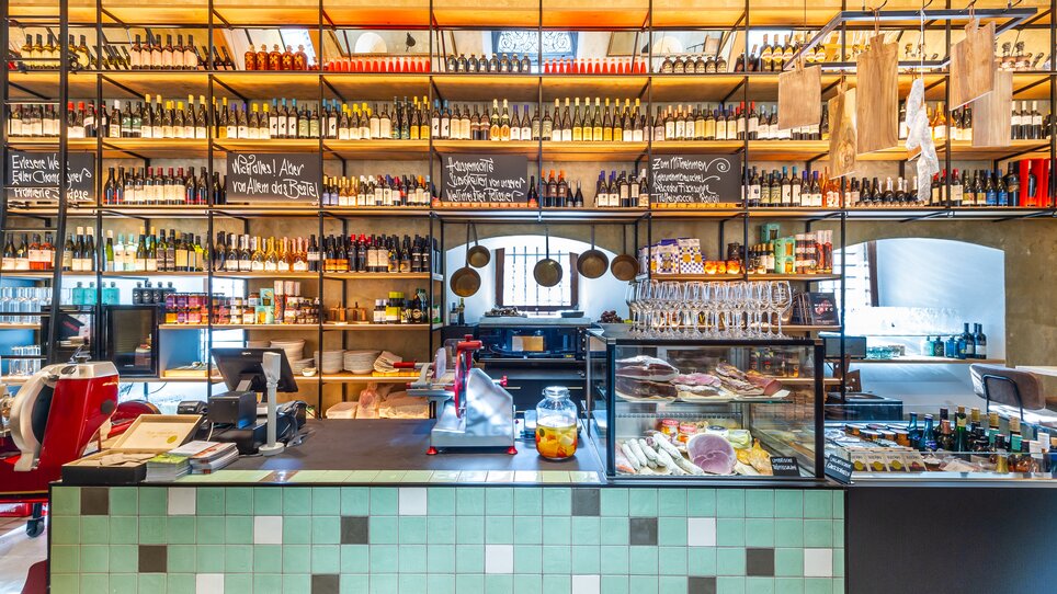 Un'area ristorativa moderna con un'ampia selezione di bevande e cibo. | © Paul Stajan