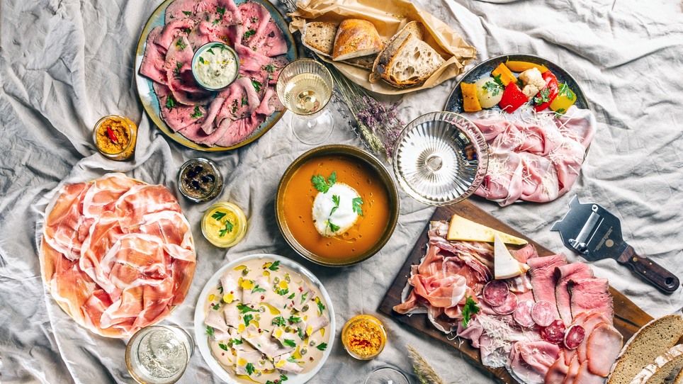 Una varietà abbondante di delizie culinarie disposte su un tavolo. | © Paul Stajan