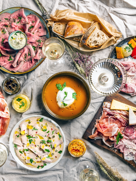 Ein große Auwahl an kulinarischen Köstlichkeiten auf einem Tisch. | © Paul Stajan