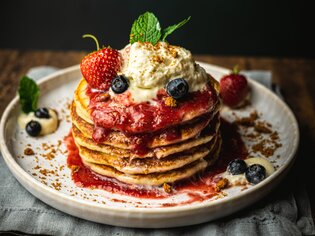 Torre di pancake con fragole, panna e salsa | © Granola