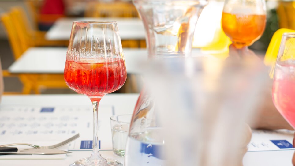 A table with drinks outdoors, surrounded by trees. | © Florian Weitzer Hotels & Restaurants