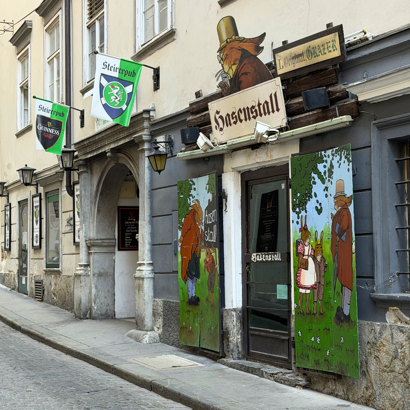 Das Partylokal Hasenstall in Graz -mit bunten Wandmalereien. | © Graz Tourismus