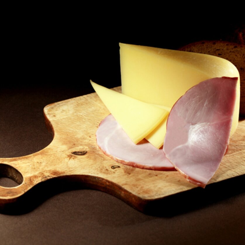 Heurigenschenke Sattler I Eat & Drink in Graz | © Sattler Slices of cheese and ham with bread on a wooden board. | © Sattler