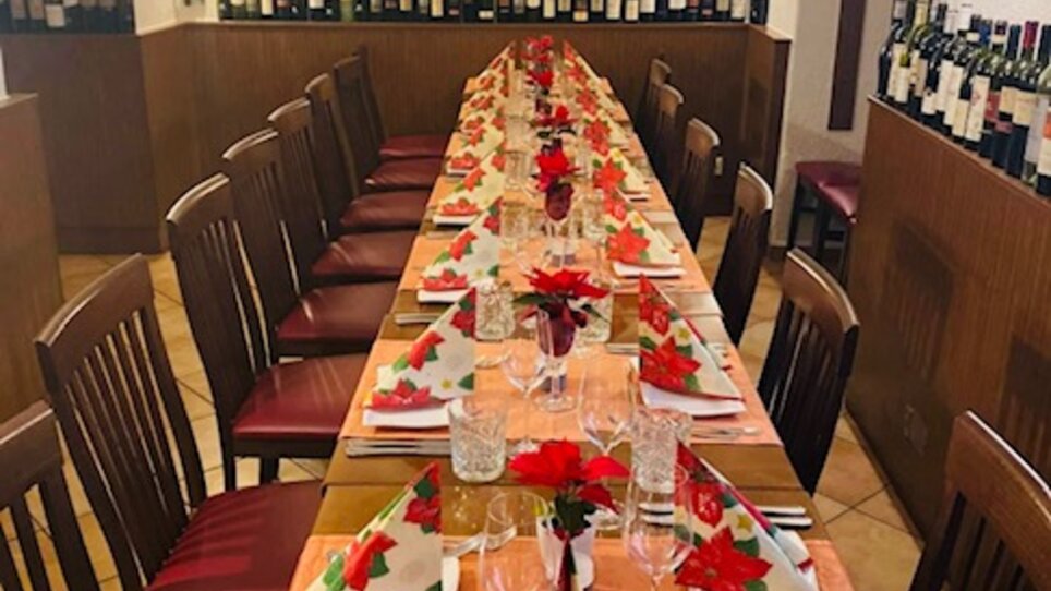 Cozy decorated table for a festive meal in Graz. | © Il centro