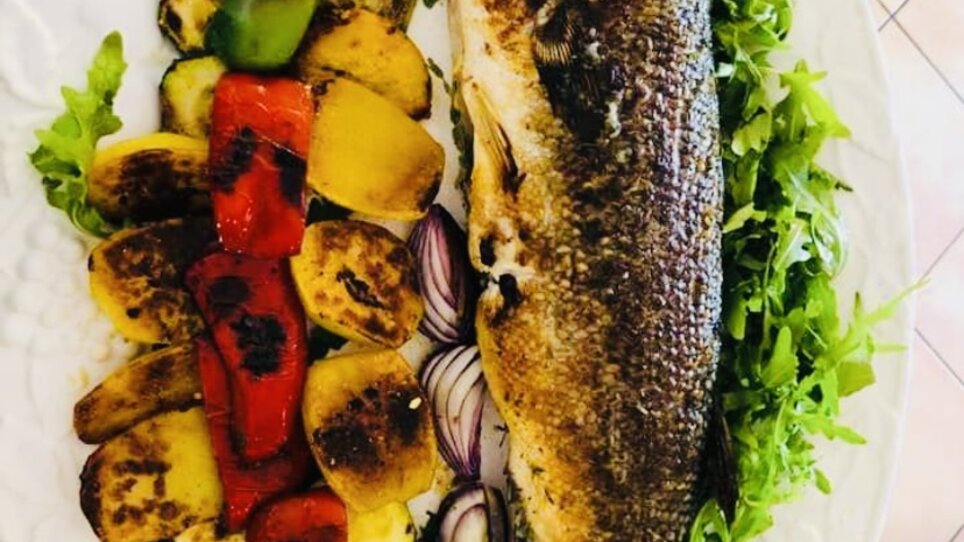 Delicious grilled fish served with colorful vegetables and lemon. | © Il centro