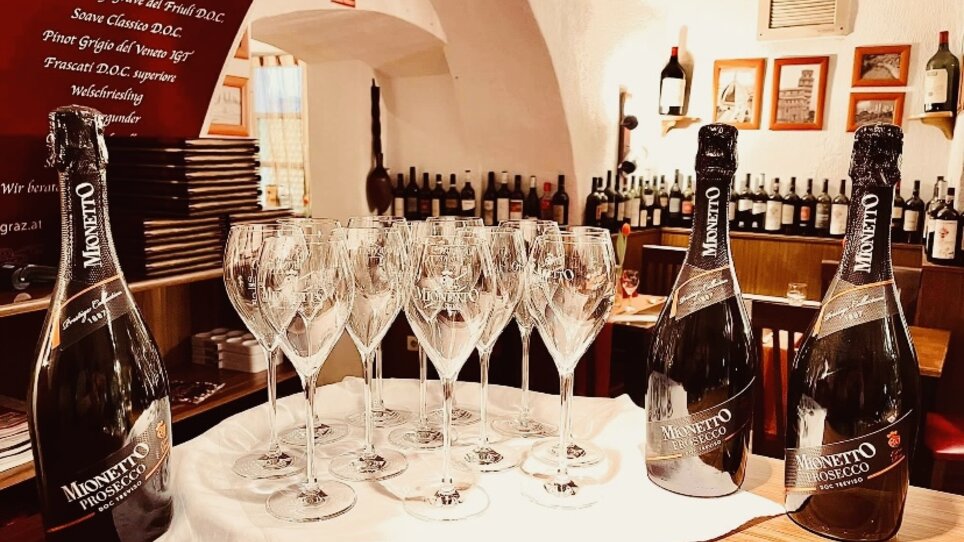 Three bottles of Prosecco and glasses in a restaurant in Graz. | © Il centro