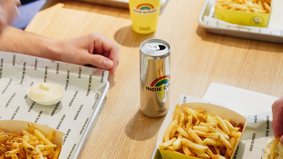 Tische mit Burgern und Pommes im Indie Burger Restaurant. | © Samuel Kuro