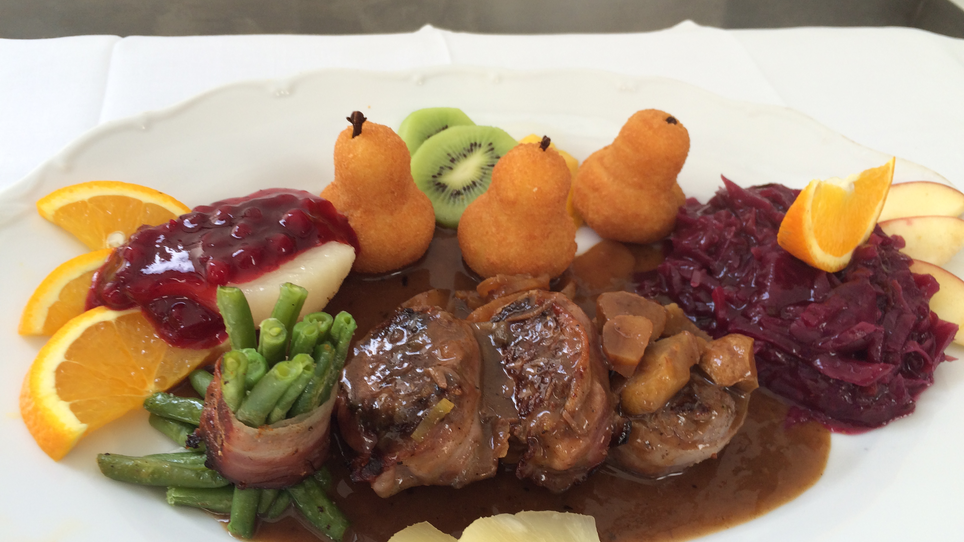 Un piatto artisticamente disposto con carne, verdure e frutta. | © Ins Pfandl