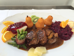 A beautifully arranged plate with meat, vegetables, and fruit. | © Ins Pfandl