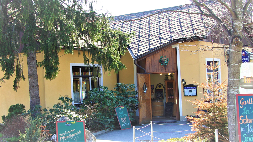 Facciata del ristorante In's Pfandl con piante adorabili. | © Ins Pfandl