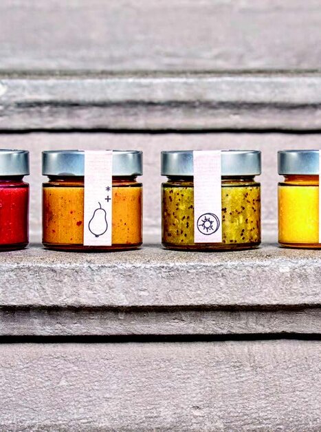 Four jars of different jams on a grey stone staircase. | © Nadja Büchler