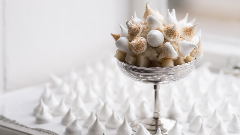 Una ciotola di dolci simili a meringhe su un tavolo. | © Kabuff