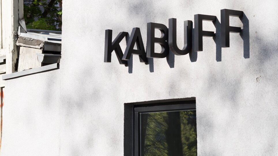 Il Bistro KABUFF con la scritta KABUFF, immerso in un ambiente tranquillo. | © Kabuff