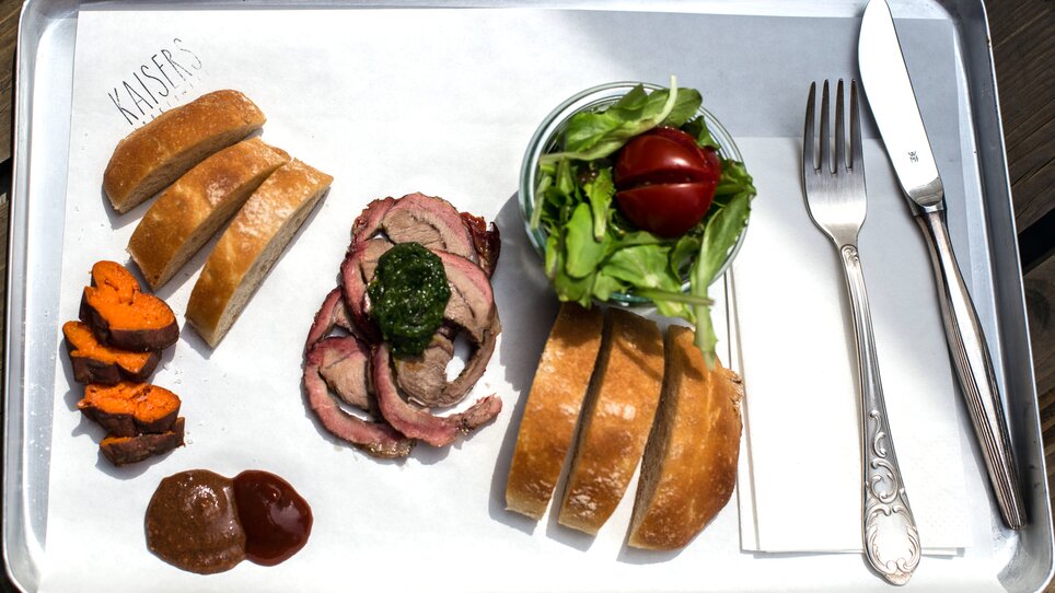 A plate with smoked meat, bread, and salad at Kaisers in Graz. | © Kaisers Smoked BBQ