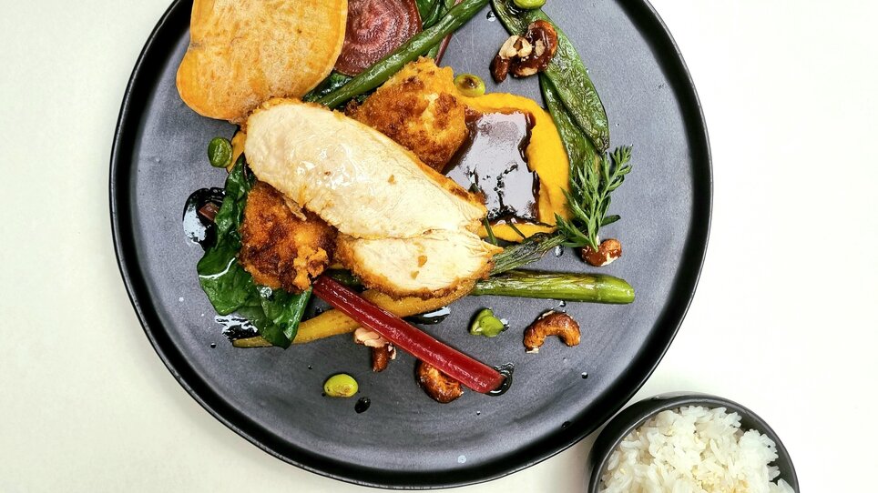 Un piatto splendidamente presentato con pollo e verdure. | © Kalte Ente