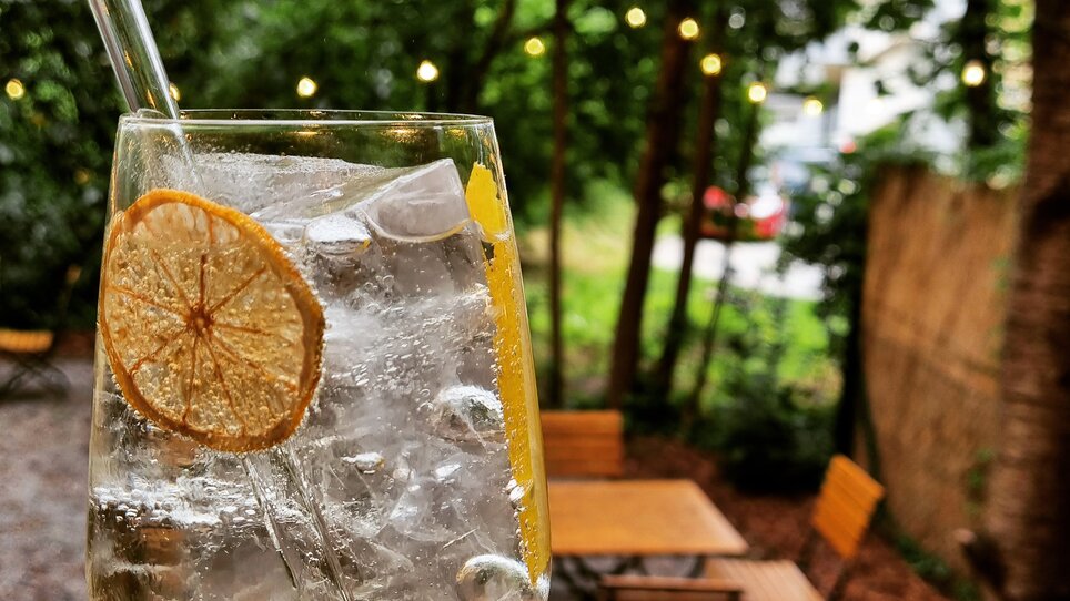 Una bevanda rinfrescante con ghiaccio e limone in un giardino. | © Kalte Ente