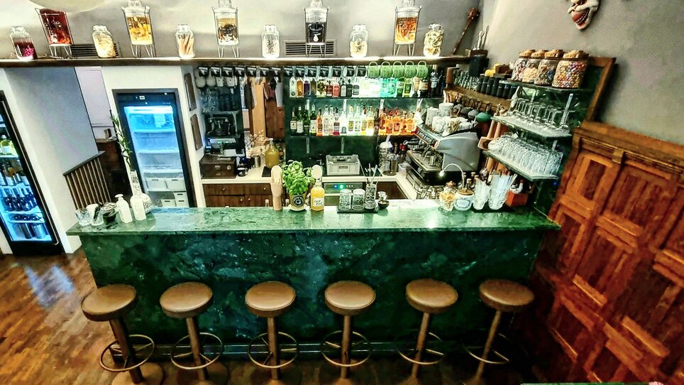 Un ristorante elegante con un bar raffinato, molti drink e posti a sedere accoglienti. | © Kalte Ente