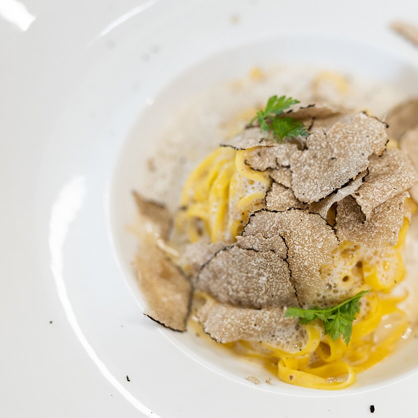 Pasta al tartufo servita in un piatto bianco. | © Studio Lou