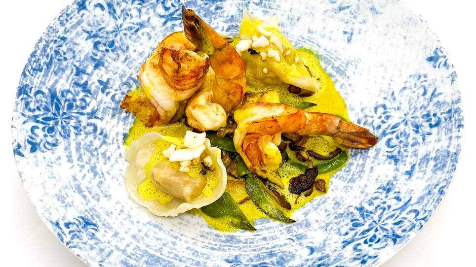 Ein kunstvoll angerichteter Teller mit Garnelen und Ravioli. | © Kehlberghof